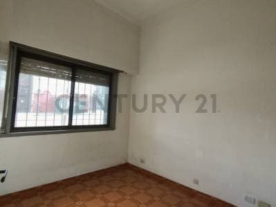 VENTA DEPARTAMENTO EN FLORES - 4 AMBIENTES CON PATIO - 4