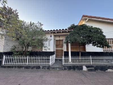 CASA EN VENTA A REMODELAR EN GODOY CRUZ - Principal