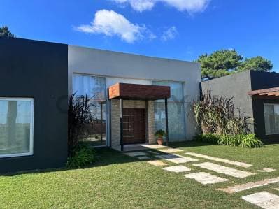 CASA 3 DORMITORIOS EN VENTA BARRIO VILLAROBLES - Principal