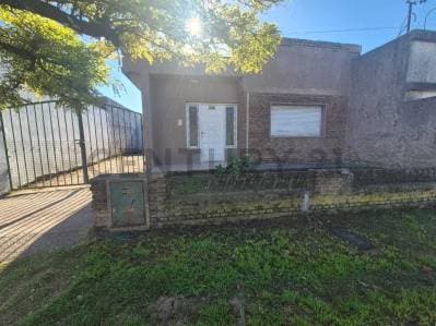 VENTA CASA 2 AMBIENTES CON AMPLIO PATIO Y GALPÓN EN OLAVARRÍA - 2