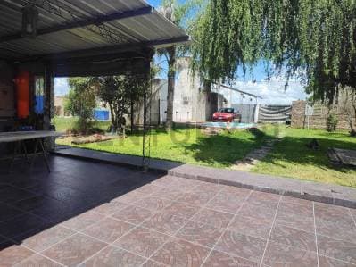 VENTA CASA CON PILETA AMPLIO TERRENO - 5