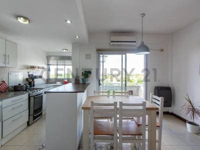 Departamento en venta en La Plata de un dormitorio con cochera y terraza - 2