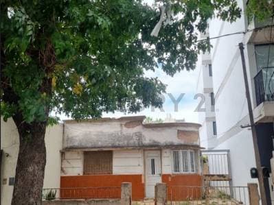 Casa antigua sobre lote de 8 x 34 en La Plata - 4