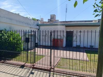 15 y 161 - CASA A LA VENTA EN BERISSO DE 3 HABITACIONES - Principal