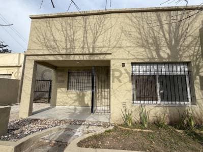 CASA EN VENTA EN EXCLUSIVA ZONA DE PILAR, 2 DORMITORIOS CON JARDÍN, GALERÍA Y PARRILLA - 2