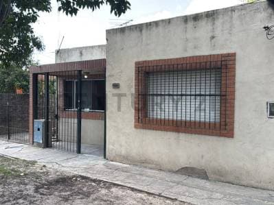 CASA 3 AMBIENTES SOBRE AV.VERGARA-BERAZATEGUI, LOTE DE 300 M2 - 4
