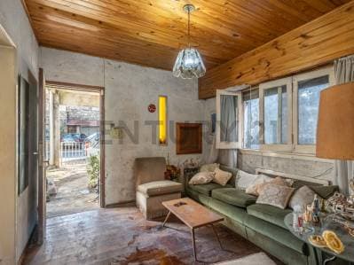Se Vende casa con Jardín y cochera a refaccionar - 5