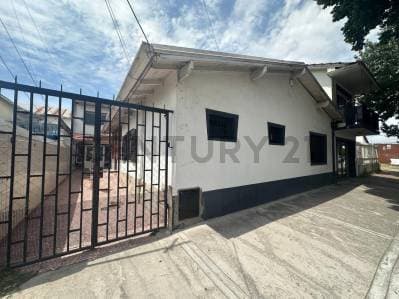 Casa multifamiliar en terreno propio con patio y cochera - 3