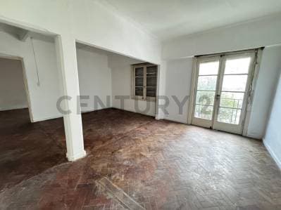 Oportunidad para reciclar en ubicación premium | 3 dormitorios | La Plata - 2