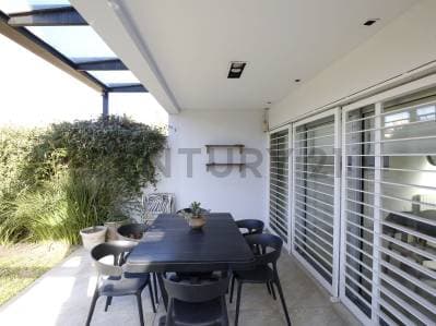 CASA EN VENTA EN CITY BELL - 4 DORMITORIOS - PARQUE CON PILETA - 4