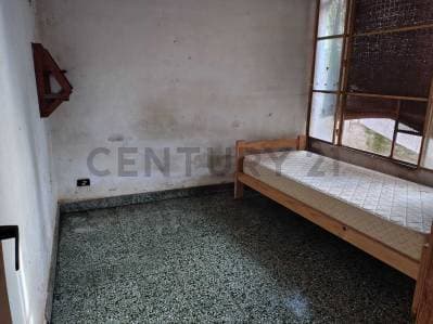 CASA EN VENTA EN LA PLATA TIPO PH AL FRENTE CON COCHERA CUBIERTA A REFACCIONAR - 3