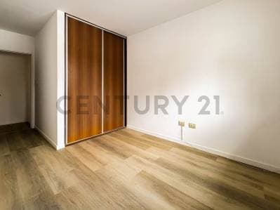 Venta Departamento de 2 Dormitorios con doble balcón y cochera en Abasto, Rosario - 5