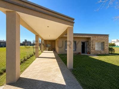 VENTA CASA TRES DORMITORIOS, PILETA, COCHERA, DOS BAÑOS, BARRIO PRIVADO, PINARES DEL SUR, PIÑERO. - 3