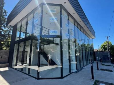 Local comercial con cochera a estrenar, en venta en Gonnet, La Plata - 3