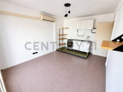 Venta-Permuta Amplio 2 ambientes en venta con balcón aterrazado en Balvanera - 4