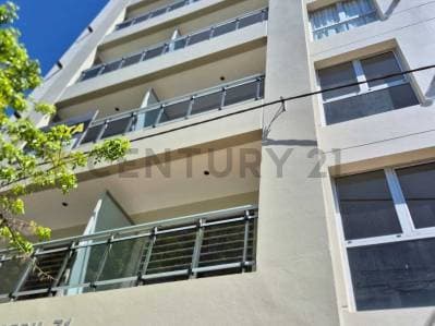 VENTA DEPARTAMENTO PB 1 DORMITORIO CON PATIO PRIVADO Y COCHERA LA PLATA - Principal