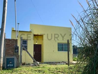 <p>Venta de Casa 3 AMBIENTES en Arturo Seguí, La Plata </p><p>C... - 3