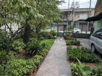 VENTA CASA LOTE PROPIO 3 AMBIENTES, SAN JUSTO, IDEAL PARA RECICLAR O DESARROLLO, ZONIFICACION C1 - 2