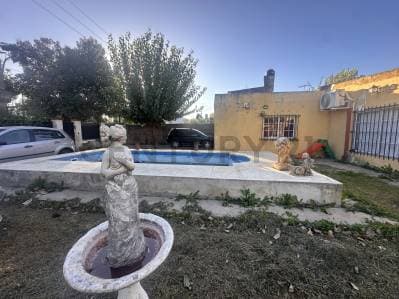 Venta de Casa 5 Ambientes -Pileta- Cochera- Depatamento 2 Ambientes - 4