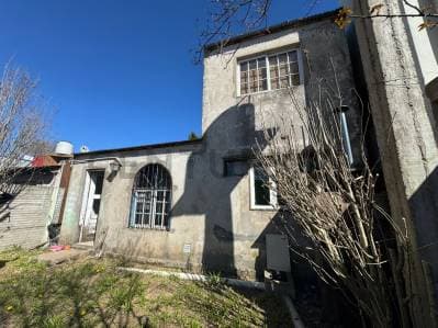 CASA EN VENTA EN LA PLATA CON 2 DORMITORIOS - Principal