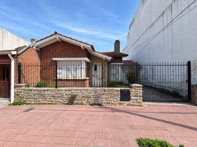 VENTA CASA - CHALET 3 AMBIENTES CON GARAGE APTO CREDITO A RECICLAR BARRIO POMPEYA - Principal