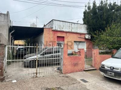 VENTA Lote 10 x 31 aprox. con casa y pileta