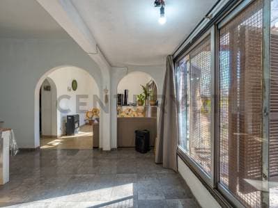 VENTA CASA 4 AMBIENTES SOBRE AMPLIO LOTE 864 m²-VILLA UDAONDO -PARQUE LELOIR - APTA CREDITO - 3