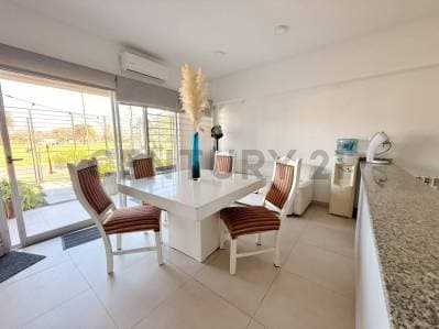 3 Ambientes con Parrilla y Patio + Espacio Guarda Coche - 2