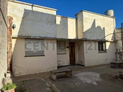 OPORTUNIDAD!!! VENDEMOS CASA A METROS DEL CENTRO EN INMEJORABLE PRECIO - 2