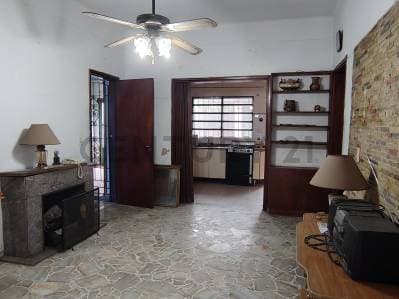 VENTA CASA MULTIFAMILIAR DE 3 AMBIENTES CON PATIO Y COCHERA, EN HAEDO - Principal