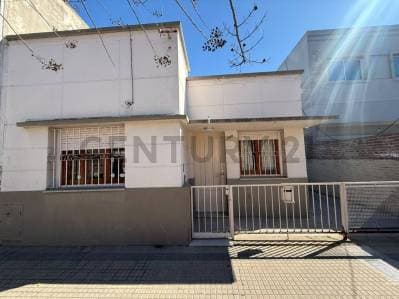 37 y 24 - Casa en venta de 2 dormitorios - La Plata, Barrio La Loma - 2