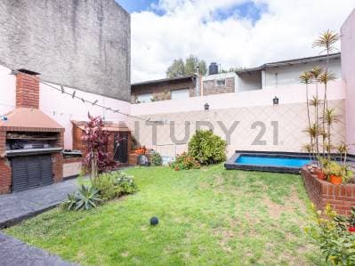 PH 4 AMBIENTES AL FONDO CON PARQUE, PILETA Y PARRILLA. Apto crédito. Permuta - Principal