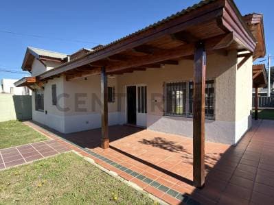 Casa de 2 Dormitorios, Patio, cochera para dos autos. VENADO TUERTO - 3