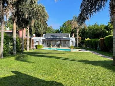 Exclusiva Casa con Pileta y Quincho de Categoría en Barrio Aeropuerto - Principal