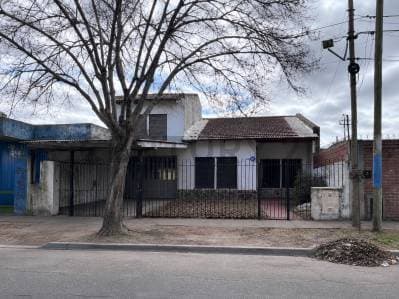 Calle 140 e/ 56 y 57 | Casa en venta de 3 Dormitorios a refaccionar - 2