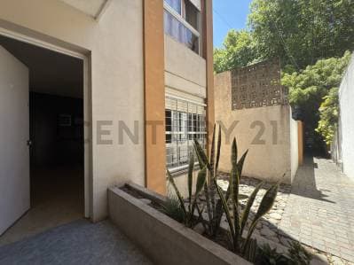 VENTA MONOAMBIENTE MORON CENTRO - Patio uso comun - Ideal inversión o primera vivienda - 2