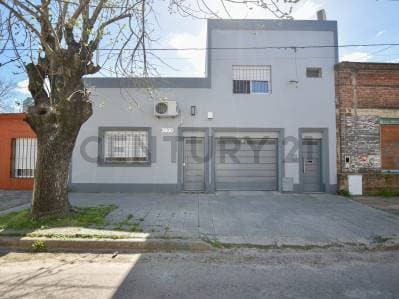 CASA EN VENTA EN BERISSO DE 3 DORMITORIOS - Principal