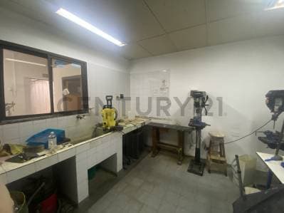 Industrial + oficinas - 400m2 - Barrio Industrial - 5