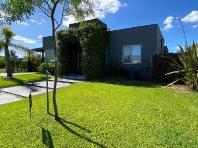 CASA CON PILETA CLIMATIZADA Y PARQUIZADA - 3