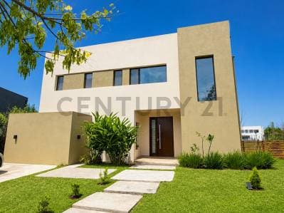 Alquiler – Casa amoblada de 6 ambientes a la laguna en El Cantón Norte | Contrato por 2 años - Principal