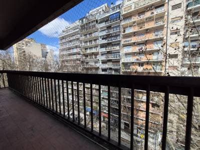 ALQUILER TRES AMBIENTES EN ALMAGRO - BALCÓN CORRIDO PISO ALTO AL FRENTE - 2