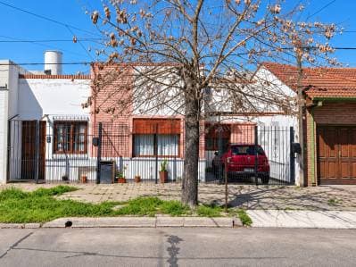 CASA EN VENTA 2 DORMITORIOS CON MONOAMBIENTE INDEPENDIENTE LA PLATA - Principal
