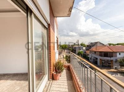 Vendemos 3 ambientes con terraza propia - Permuta. - 4