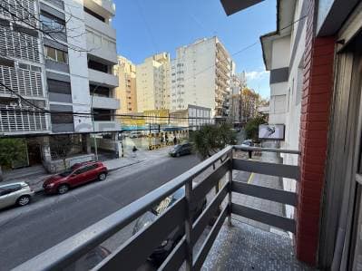 Departamento de 2 ambientes al frente con balcón en Plaza Colón - Principal