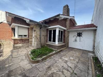 VENTA CASA - CHALET 3 AMBIENTES CON GARAGE APTO CREDITO A RECICLAR BARRIO POMPEYA - 2