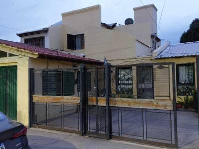 Casa 4 dormitorios , amplias dependencias, patio y entrada para auto - Principal