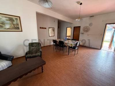 Casa 4 ambientes con parque y cochera. Barrio Parque Camet - 4