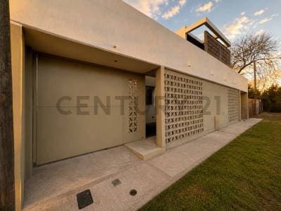 CASA DUPLEX EN VENTA EN LA PLATA A ESTRENAR DE 2 DORMITORIOS Y COCHERA - Principal