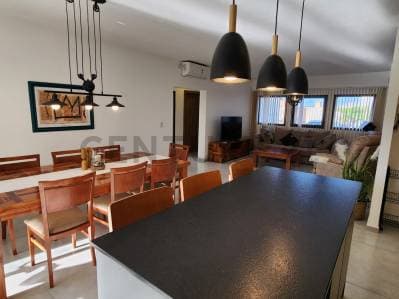 Residencia de diseño moderno con quincho, patio y cochera doble en barrio exclusivo - 4