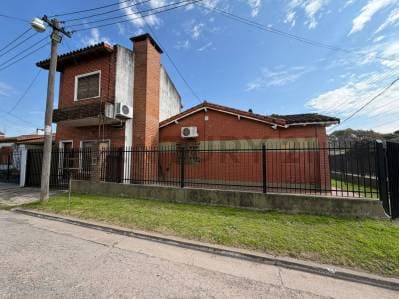 Casa multifamiliar 7 ambientes con duplex, pileta y parrilla - 2